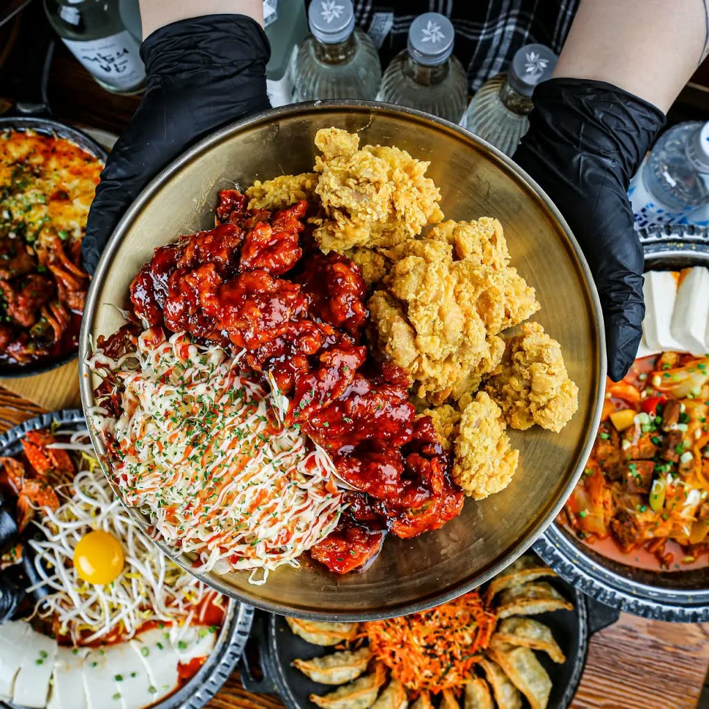 순살반반치킨 — 황동 쟁반 위에 양념 치킨과 후라이드 치킨을 반씩 담고 파채를 곁들였다